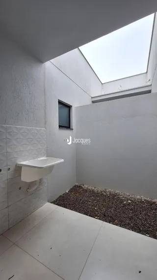 Foto de um banheiro com teto de claraboia e piso de cerâmica.