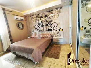 Quarto com cama e decoração de parede em um imóvel no Brasil.