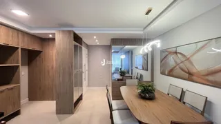 Ambiente moderno com painéis de madeira e iluminação em uma sala de estar.