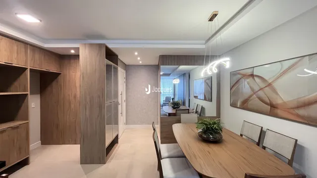 Ambiente moderno com painéis de madeira e iluminação em uma sala de estar.