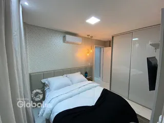 Quarto com cama e armário em um imóvel.