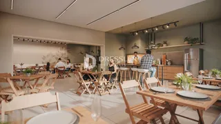 Ambiente de jantar amplo com mesas de madeira em uma residência.