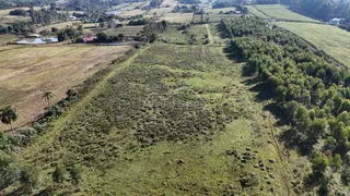 Vista aérea de uma área de campo verde e vegetação densa em Lajeado.