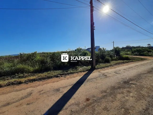Foto da estrada de terra em Lajeado sob um céu azul.