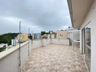 Varanda com piso de cerâmica e paredes brancas.