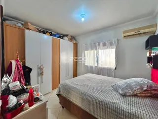 Quarto com armários e cama em um imóvel no Brasil.