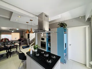 Vista de uma cozinha e sala de jantar em um imóvel no Brasil.