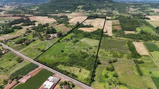 Vista aérea de uma propriedade rural com áreas de campo e vegetação no interior de Lajeado.