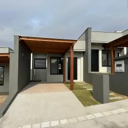 Fachada externa de uma residência moderna em Lajeado, Brasil, com área de entrada coberta.