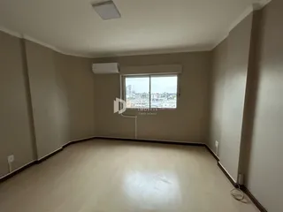 Vista interna de um ambiente com piso claro e janela.
