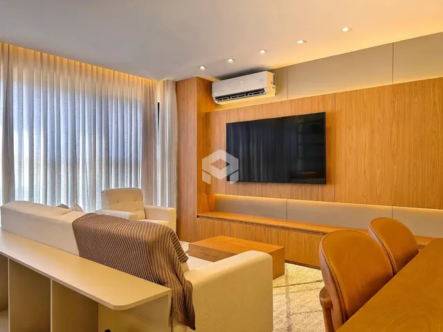 Sala de estar moderna com painéis de madeira e televisão.