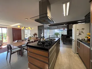 Cozinha e sala de jantar integradas em uma residência moderna.