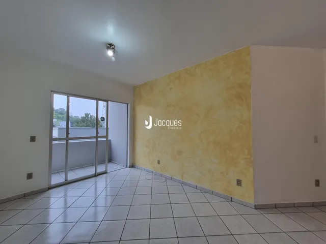 Ambiente interno com piso de cerâmica e parede amarelada.