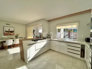 Vista da cozinha e sala de jantar de um imóvel em Lajeado, Brasil.