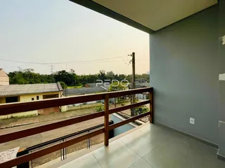 Vista da varanda de uma propriedade em Lajeado, Brasil, com grade de madeira.