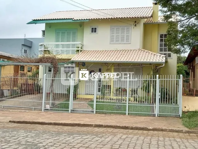 Fachada de uma casa residencial em Lajeado, Brasil, com portão de metal.