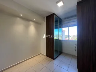 Interior de um ambiente com piso de cerâmica e paredes brancas.