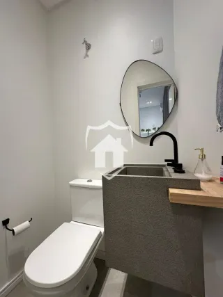 Foto de um banheiro interno com vaso sanitário e pia.
