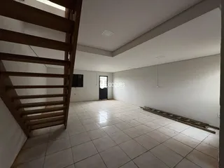 Hall de uma propriedade em Lajeado, Brasil, mostrando o interior com piso de cerâmica.