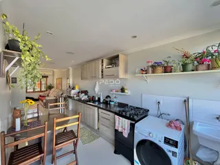 Interior de uma sala de estar com cozinha aberta em Lajeado, Brasil.