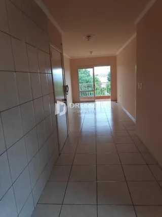 A foto mostra um corredor interno com piso de cerâmica.