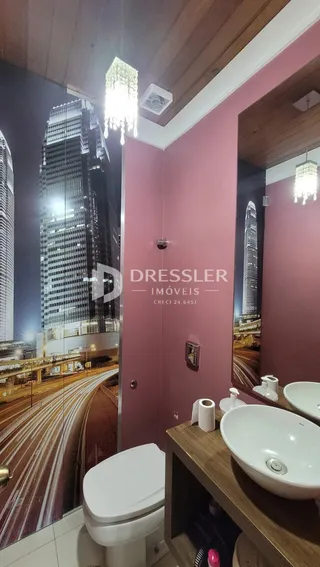 Foto de um banheiro com pia e vaso sanitário em um imóvel no Brasil.