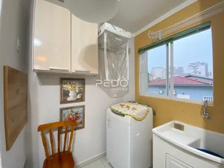 Foto de um banheiro com janela e armários brancos em Lajeado, Brasil.