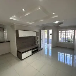 Sala de estar com piso de cerâmica e teto com iluminação embutida.