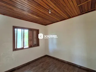Foto de um cômodo interno com teto de madeira e piso de madeira.