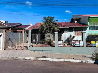 Fachada de uma casa em Lajeado, Brasil, com cerca e portão.
