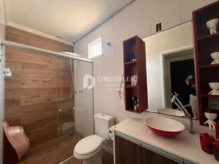 Foto de um banheiro com box de vidro e vaso sanitário em um imóvel no Brasil.