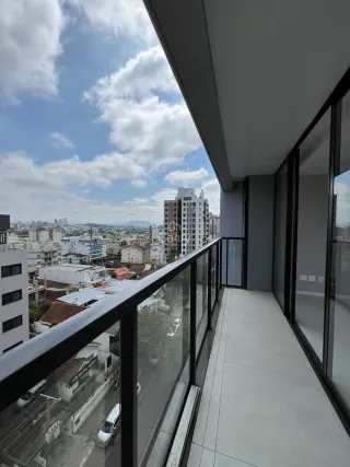 Vista da paisagem urbana de Lajeado vista de um balcão com guarda-corpo de vidro.
