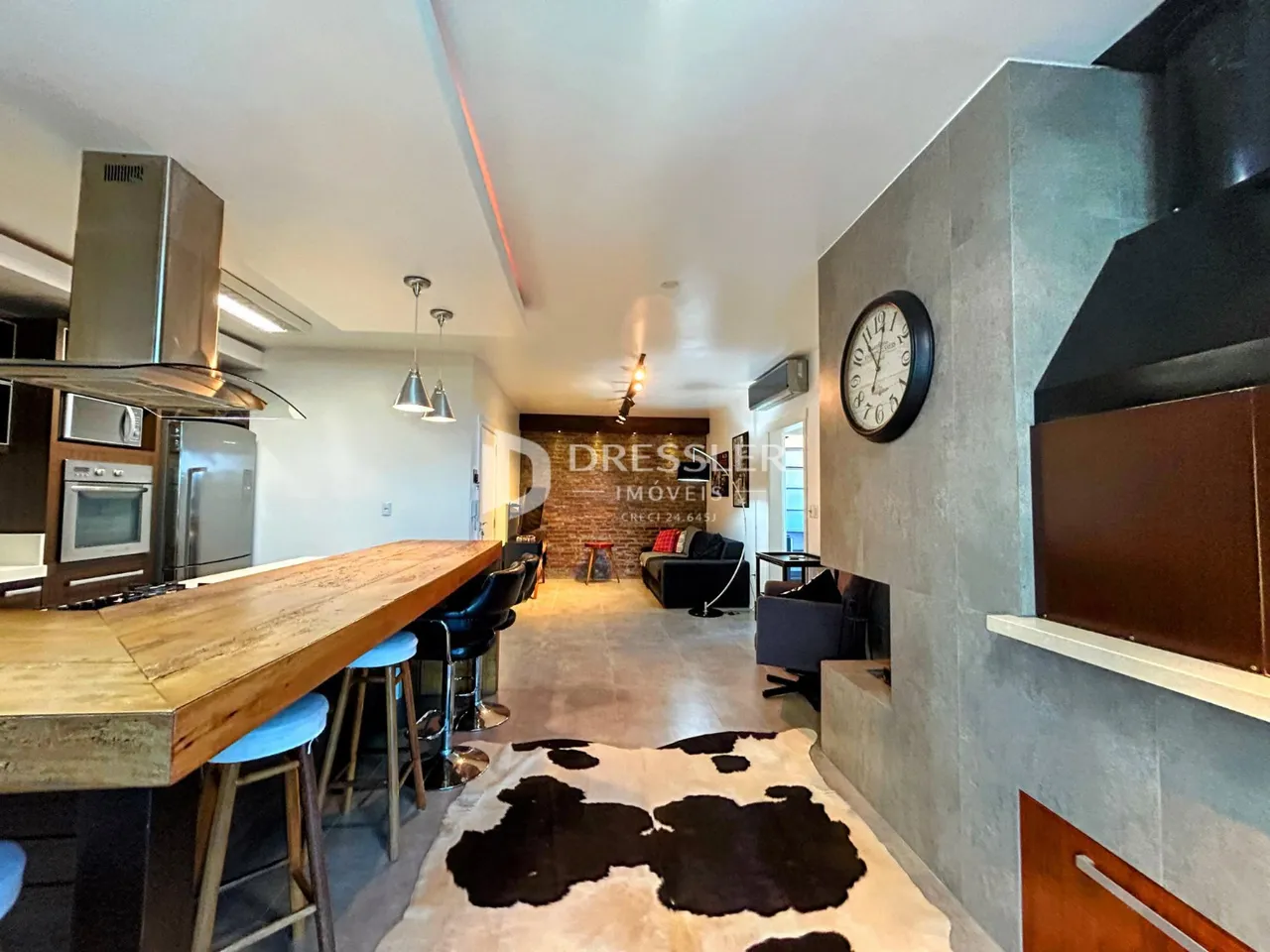 Ambiente de sala de jantar e cozinha em um imóvel no Brasil.