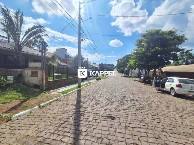 Vista da rua de paralelepípedos em Lajeado, Brasil, mostrando a fachada de uma residência.