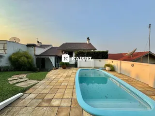 Foto de uma piscina externa com deck de pedras em uma propriedade em Lajeado.