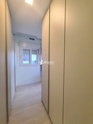 Corredor interno de uma residência em Lajeado, Brasil.