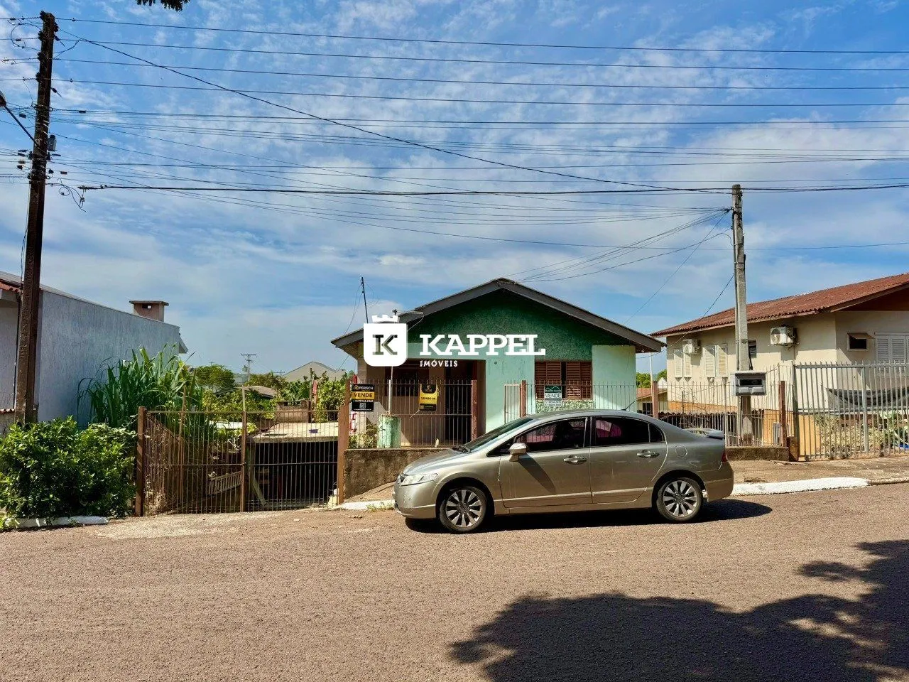 Vista externa de uma residência em Lajeado, Brasil, com um veículo estacionado na frente.