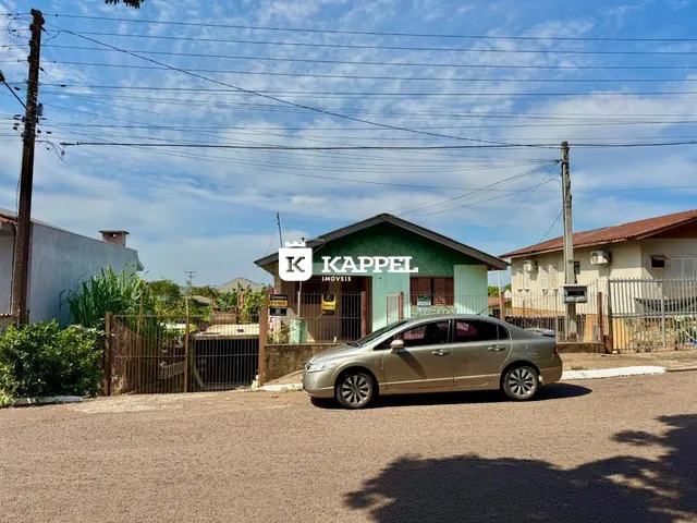 Vista externa de uma residência em Lajeado, Brasil, com um veículo estacionado na frente.