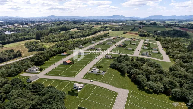 Vista aérea de um loteamento residencial com áreas verdes no Brasil.