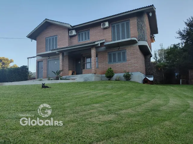 Fachada de casa em Lajeado com jardim verde.