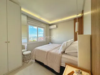 Quarto com cama e janela em um apartamento.