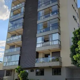 Fachada de um prédio residencial com varandas em Lajeado, Brasil.
