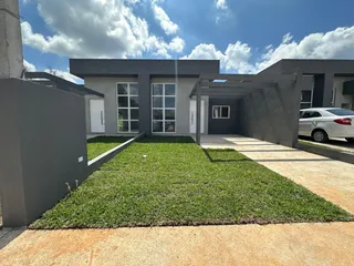Fachada moderna de uma residência com jardim em Lajeado, Brasil.