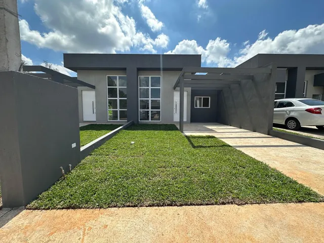 Fachada moderna de uma residência com jardim em Lajeado, Brasil.