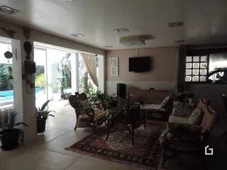 Sala de estar com portas de vidro abrindo para o exterior.