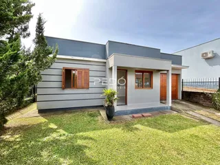 Fachada de uma casa moderna em Lajeado, Brasil com jardim gramado.