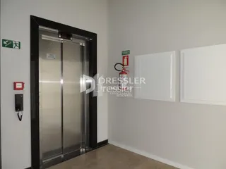 Uma porta de metal em um corredor interno de uma residência.
