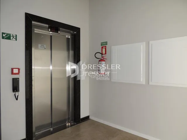 Uma porta de metal em um corredor interno de uma residência.