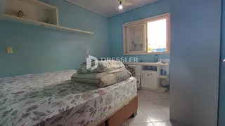 Quarto com cama e janela em sala de estar.