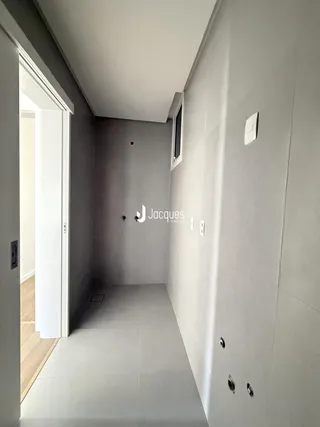 Foto do corredor interno de uma residência.